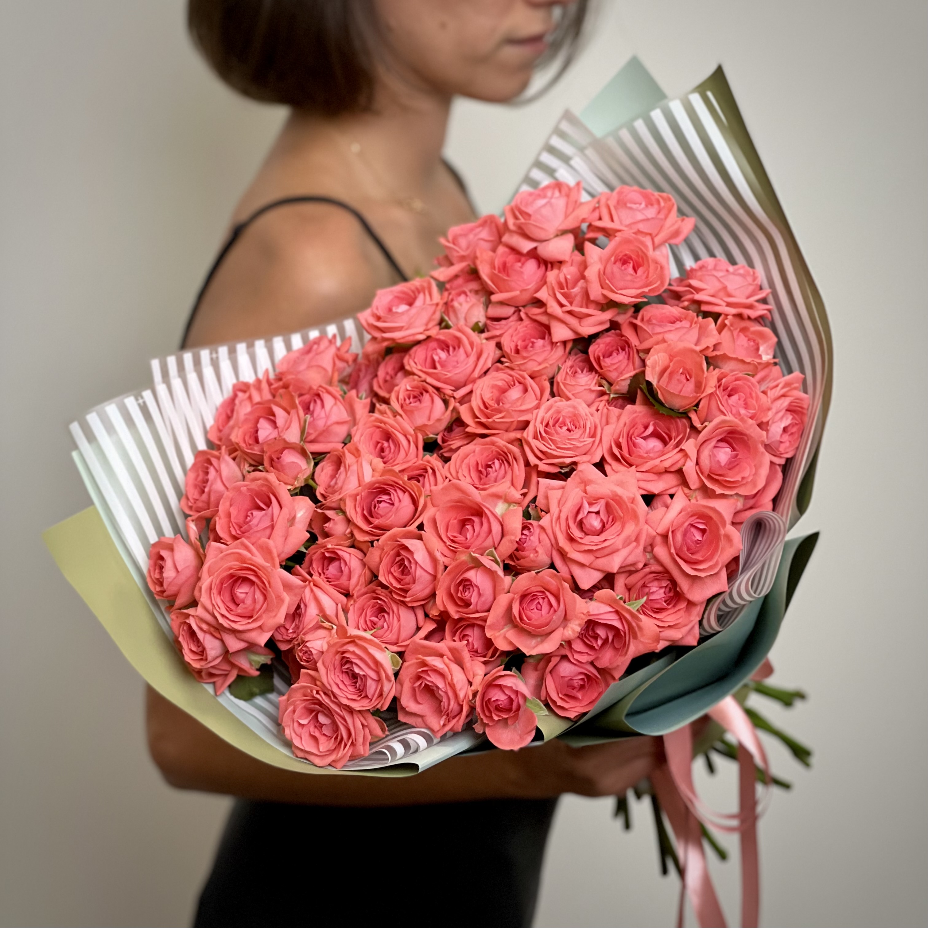 Букет из 21 кустовой коралловой розы